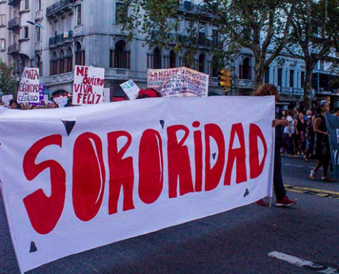 Manifestantes en una marcha de mujeres en Montevideo, 2018
